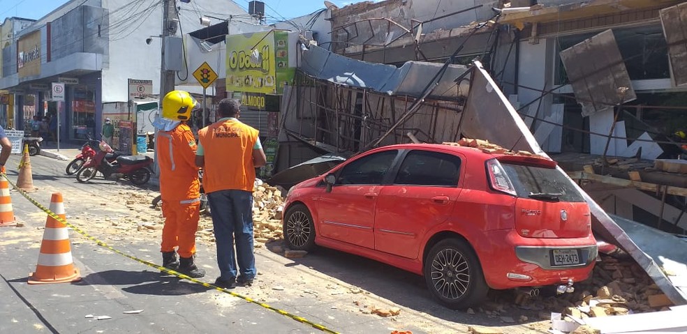 Fachadas de lojas desabam e deixa clientes e funcionários presos em Floriano, no Piauí — Foto: Aparecida Santana/ TV Clube