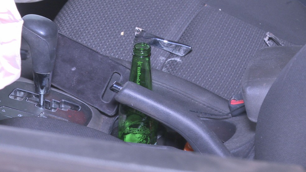 Dentro do carro que causou acidente, havia uma garrafa de cerveja — Foto: TV Globo/Reprodução