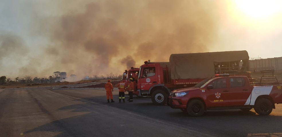 Carros do Corpo de Bombeiros do DF próximos de região urbana atingida pelas queimadas — Foto: CMBDF/ Divulgação