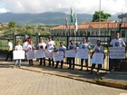 Parentes de vítimas de acidente na Mogi-Bertioga fazem protesto