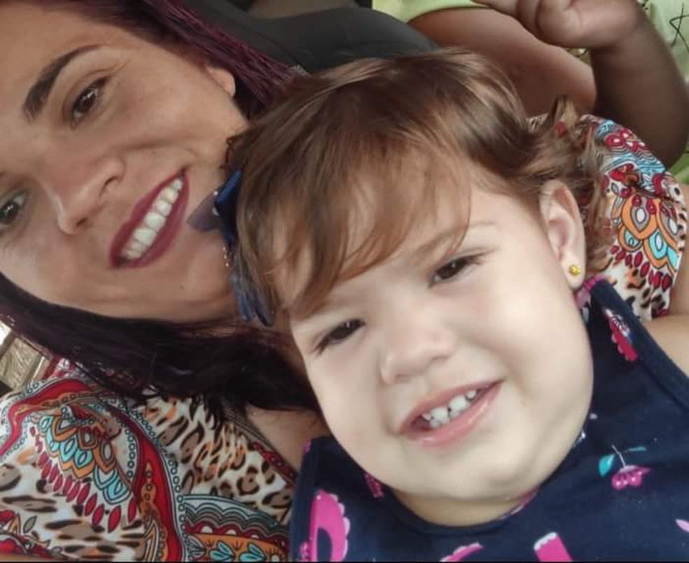 Helena do Nascimento, de 1 ano, e a mãe, Geisa Torres, de 30 anos, foram atingidas pelo fogo após explosão de churrasqueira em MT — Foto: Arquivo pessoal