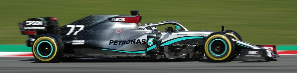 Visão lateral da Mercedes W11 de Valtteri Bottas — Foto: Reuters
