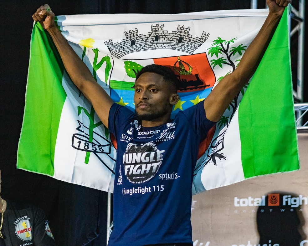 Thierry Lucas exibiu a bandeira de Queimados-RJ, sua cidade, na pesagem do Jungle Fight 115 &mdash; Foto: Adriano Albuquerque
