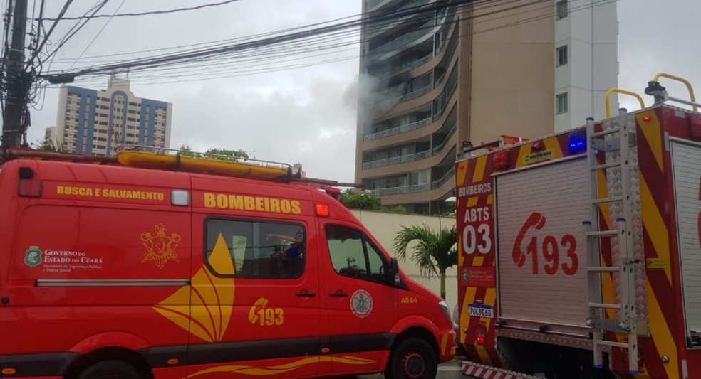 Uma ambulância do Corpo de Bombeiros esteve no prédio no Dionísio Torres. — Foto: Fabiane de Paula/SVM