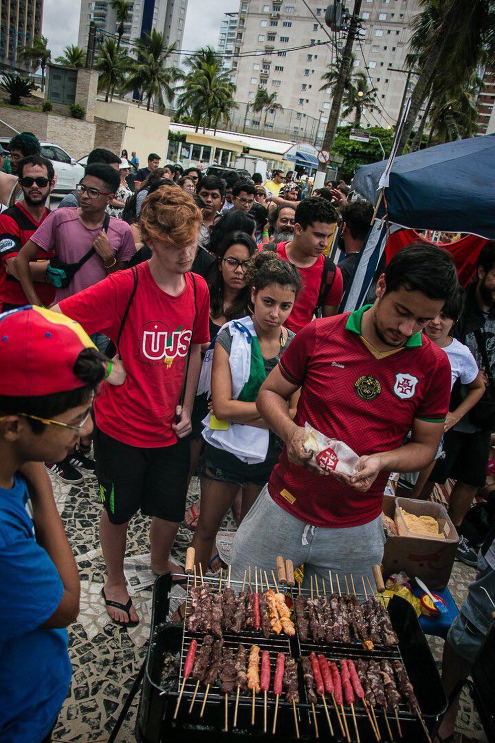 Militantes fazem churrasco em frente ao triplex, no Guarujá, atribuído ao ex-presidente Lula. (Foto: Mariana Dias/Arquivo Pessoal)
