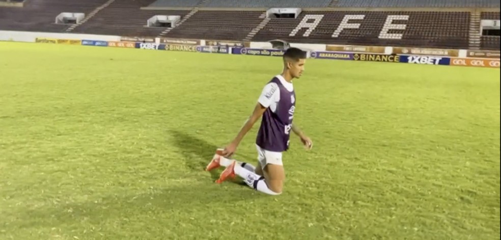 Lucas Barbosa, do Santos, atravessa gramado de joelhos  Foto: Reproduo / sportv