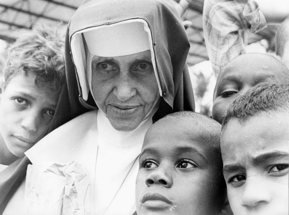 Irmã Dulce com crianças, em Salvador — Foto: Divulgação/Obras Sociais Irmã Dulce