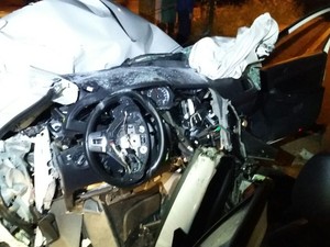 Veículo ficou destruído com a força do impacto (Foto: PRF/Divulgação)
