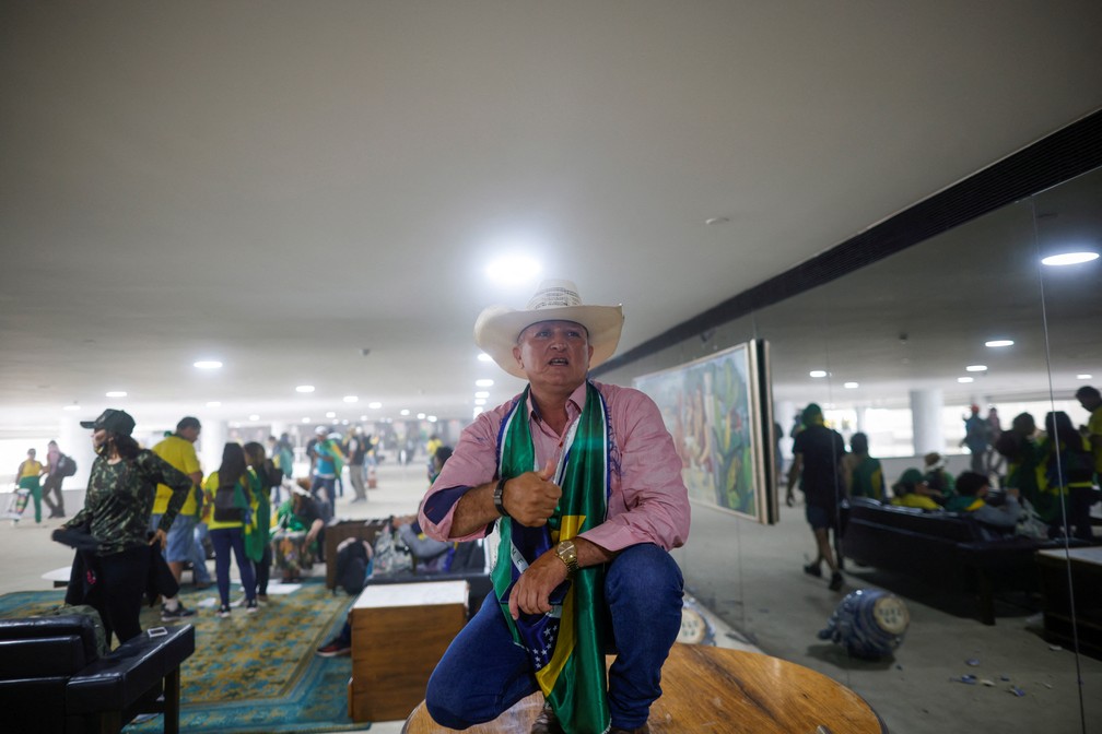 Pessoas em invasões ilegais em prédios de Brasília durante este domingo (8) — Foto: Adriano Machado / Reuters