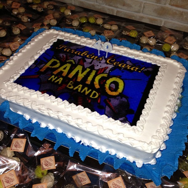 Helinho Calfat postou uma foto do bolo no Instagram (Foto: Reprodução/Instagram)