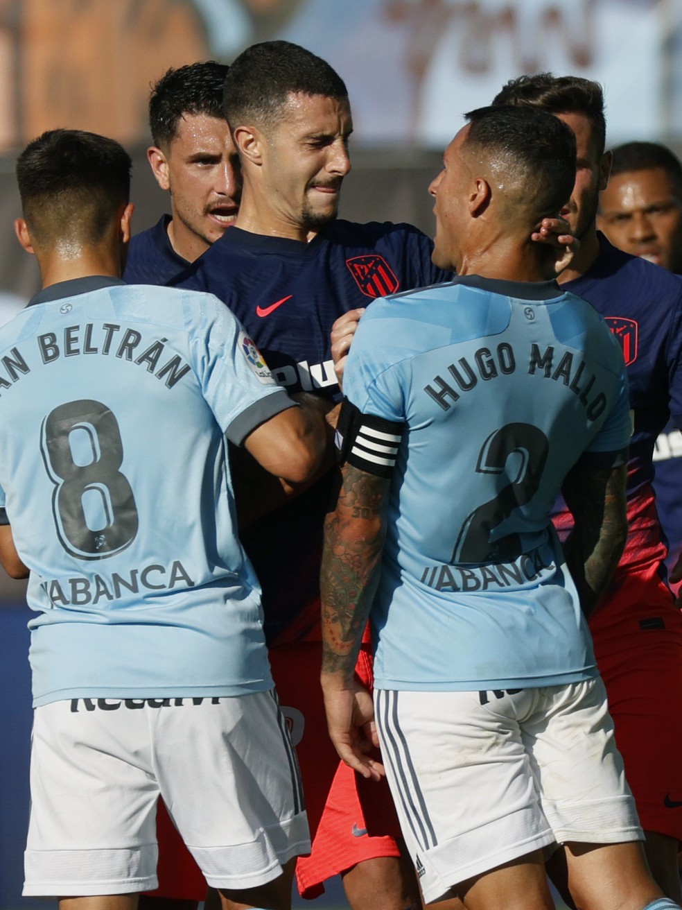 Mario Hermoso, do Atl&eacute;tico de Madrid, e Hugo Mallo, do Celta de Vigo se desentendem &mdash; Foto: EFE/Lavadeira jr