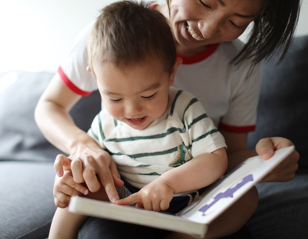 Mãe lendo com o filho (Foto: Getty Images)