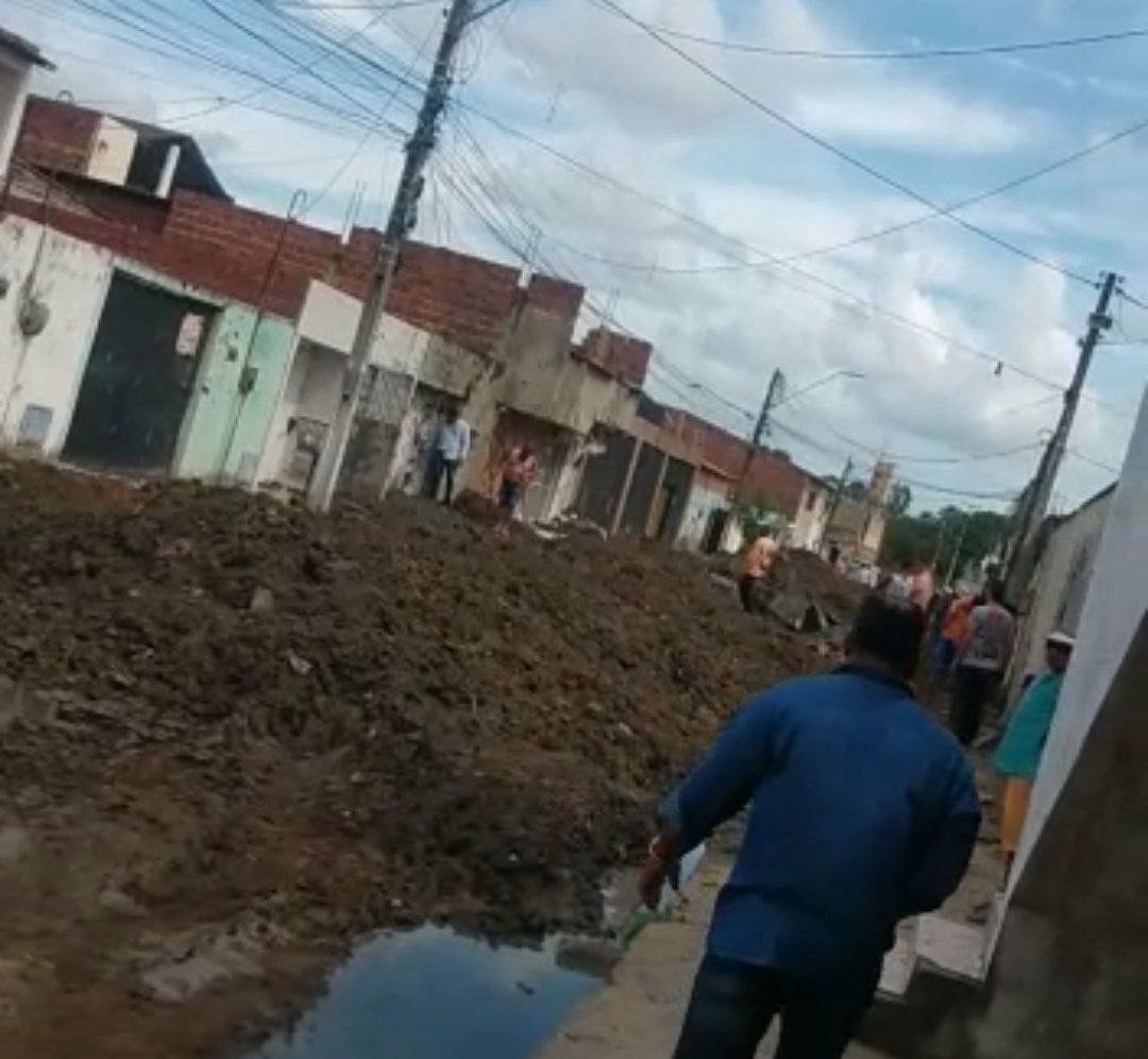 VÍDEO: explosão para retirada de rocha em rua atinge casas e assusta moradores em Maracanaú, na Grande Fortaleza