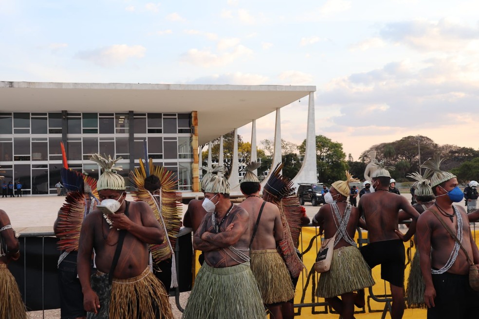 Indígenas se concentram em frente ao STF, em Brasília, para acompanhar votação sobre marco temporal para demarcação de terras — Foto: Carolina Cruz/ G1