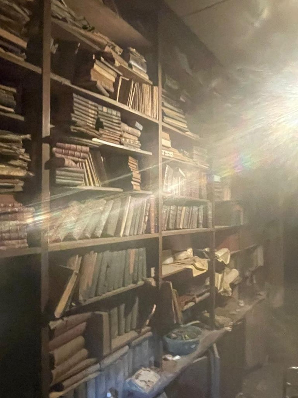 &Aacute;rea interna da casa abandonada em Higien&oacute;polis  &mdash; Foto: Divulga&ccedil;&atilde;o