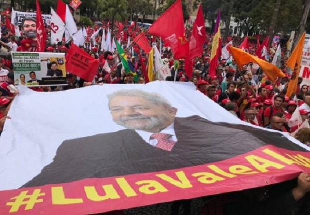 Militantes do PT em ato de apoio ao ex-presidente Lula no Centro de Curitiba (Foto: Reprodução Facebook/PT)