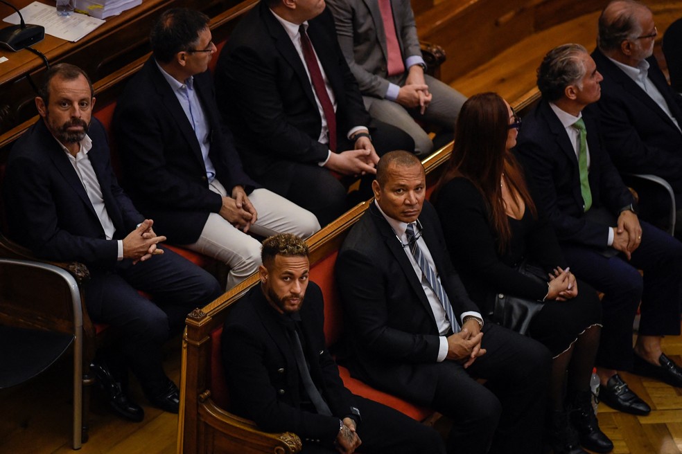 Neymar e seu pai sentados no banco dos réus em Barcelona — Foto: Josep Lago/AFP
