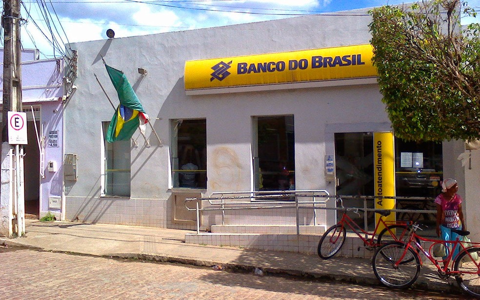 Banco foi arrombado por criminosos, que tentaram levar dinheiro guardado no local (Foto: Site Bahia10/Leandro Alves)
