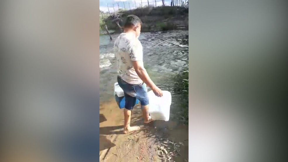 Técnico de enfermagem atravessa o Rio Paraíba para vacinar idosa contra Covid-19, em Monteiro — Foto: João Bezerra/Arquivo pessoal