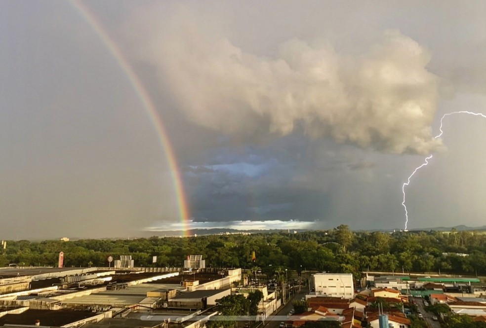 Pesquisador registra arco-íris e raio em mesma foto em São José dos Campos — Foto: Divulgação/Pedro Camarinha