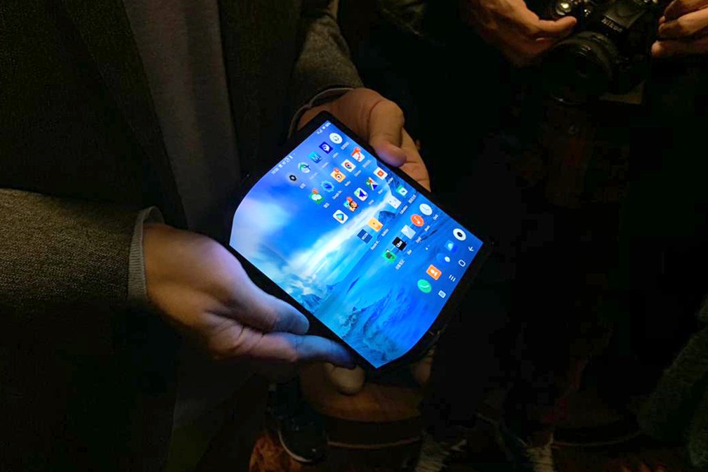 Celular com tela dobrável da chinesa Royole exposto na CES 2019 — Foto: Thiago Lavado/G1