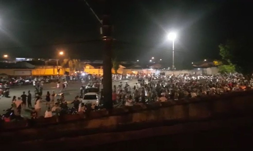Bairro Samambaia, em Praia Grande, recebeu centenas de pessoas  — Foto: Reprodução