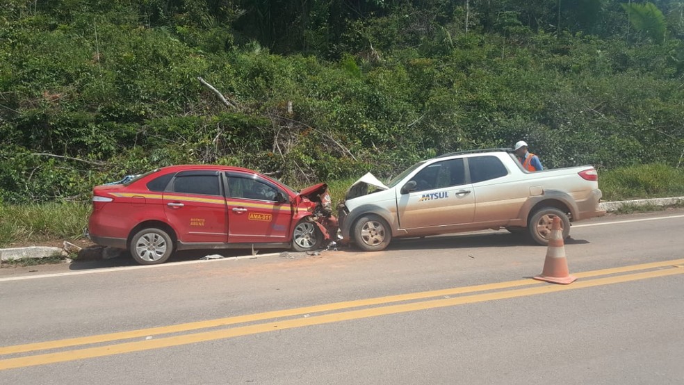 Segundo a PRF, colisão entre os veículos foi frontal.  — Foto: Divulgação/PRF