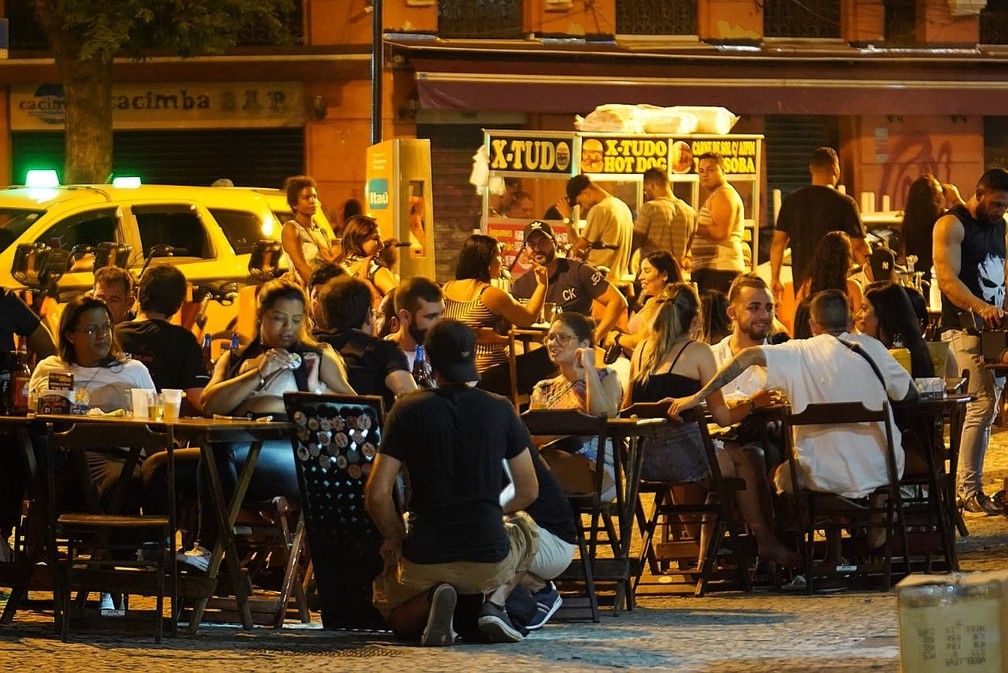 Clientes de bar na Gomes Freire ainda permaneciam no local depois das 21h10 — Foto: Marcos Serra Lima/G1
