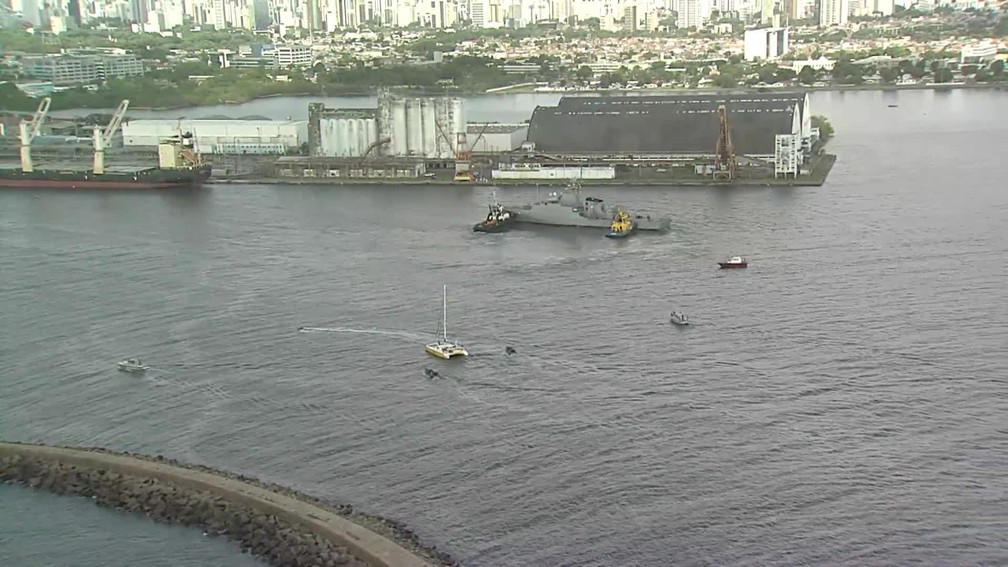 Escoltado, veleiro interceptado com 1,5 tonelada de cocaína entra no Porto do Recife, nesta terça-feira (16) — Foto: Reprodução/TV Globo