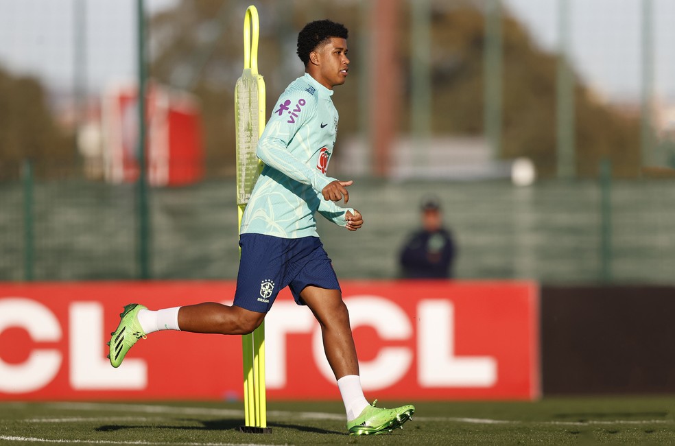 Andrey Santos, volante da seleção brasileira, em treino — Foto: Rafael Ribeiro / CBF