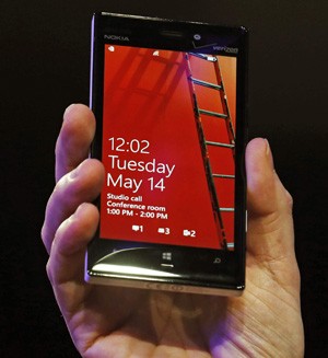 Novo smartphone da Nokia é mais leve que seu antecessor, e pesa 139 g (Foto: Luke MacGregor/Reuters)