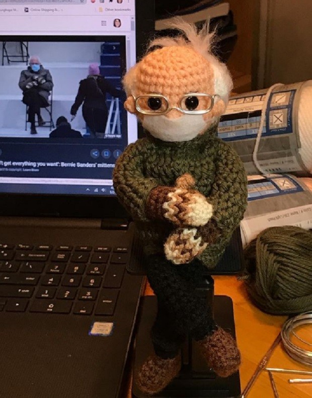 Boneco de crochê de Bernie Sanders (Foto: Reprodução/instagram)