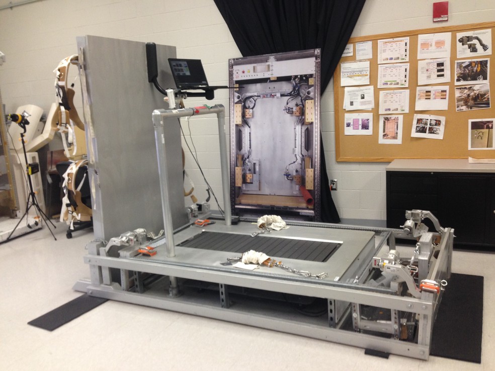 Equipamentos tradicionais, como a esteira, foram adaptados para simular as condições no espaço (Foto: Andrea Cavalheiro e Filipe Cury)