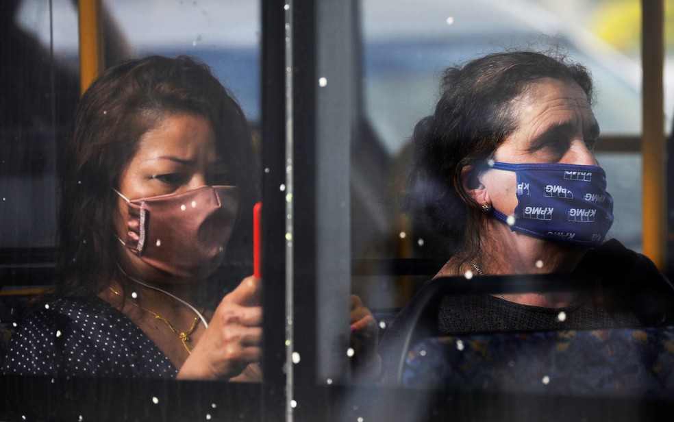 Passageiras usam máscaras para se proteger contra o coronavírus em ônibus em Tel Aviv, Israel — Foto: Reuters/Amir Cohen 