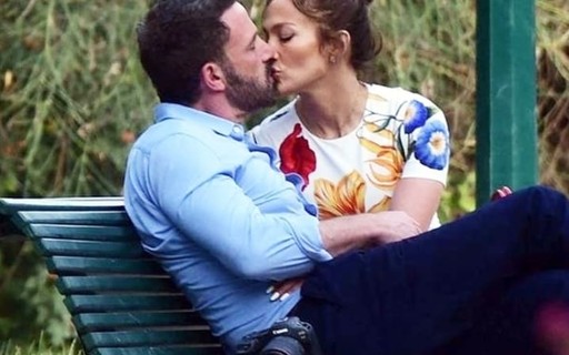 Jennifer Lopez e Ben Affleck trocam beijos durante lua de mel em Paris