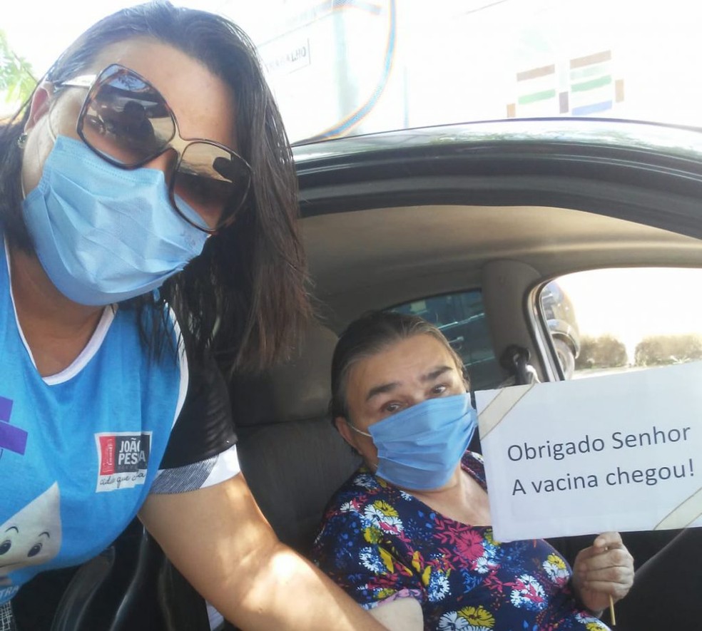 Renata Maur�cio e a m�e, Francisca, a primeira a ser vacinada por ela � Foto: Renata Maur�cio/Arquivo pessoal