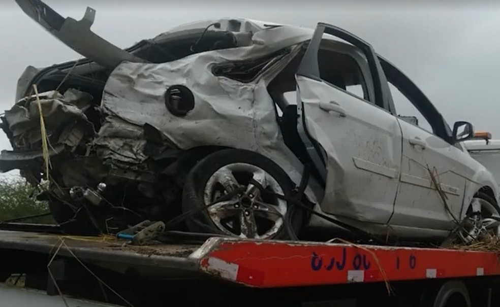 Batida entre veículo e caminhão deixa uma pessoa morta na BR-116; chovia no momento do acidente  — Foto: Reprodução/TV Sudoeste