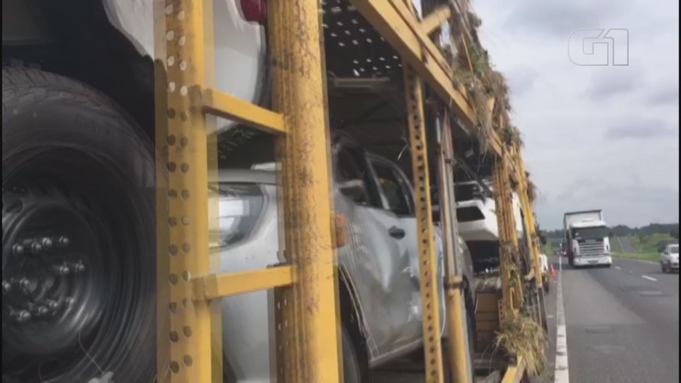 Carros ficaram destruídos após caminhão tombar na Rodovia Régis Bittencourt  — Foto: G1 Santos