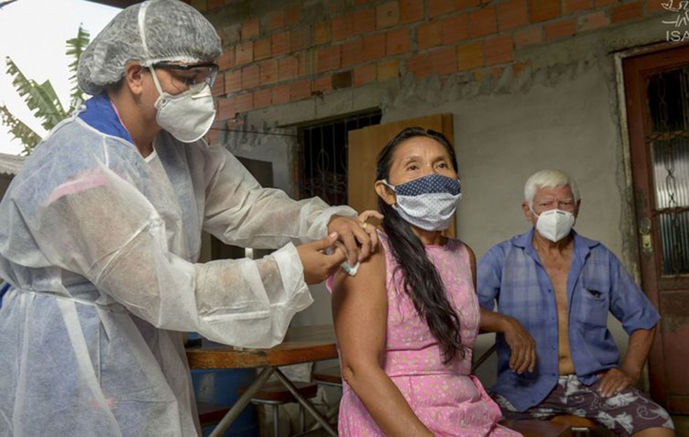 Vacinação de indígenas em Manaus — Foto: Alex Pazuello / Prefeitura de Manaus