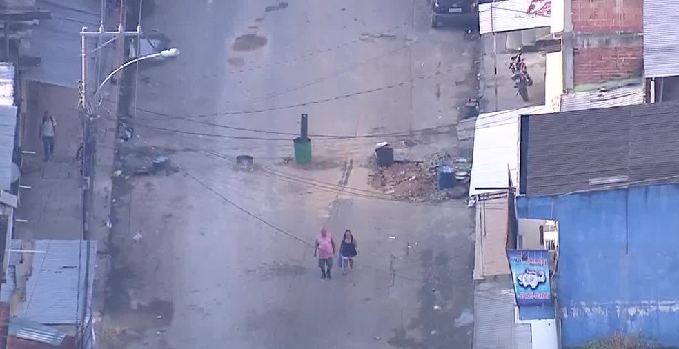 Barricadas foram recolocadas em ruas da Vila Kennedy, no Rio de Janeiro. (Foto: Reprodução/TV Globo)