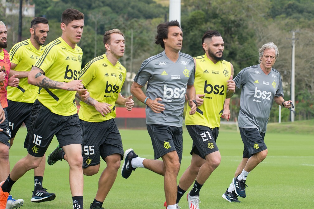 Jorge Jesus, tÃ©cnico do Flamengo, corre ao lado dos jogadores, assim como o auxiliar JoÃ£o de Deus â€” Foto: Alexandre Vidal/Flamengo