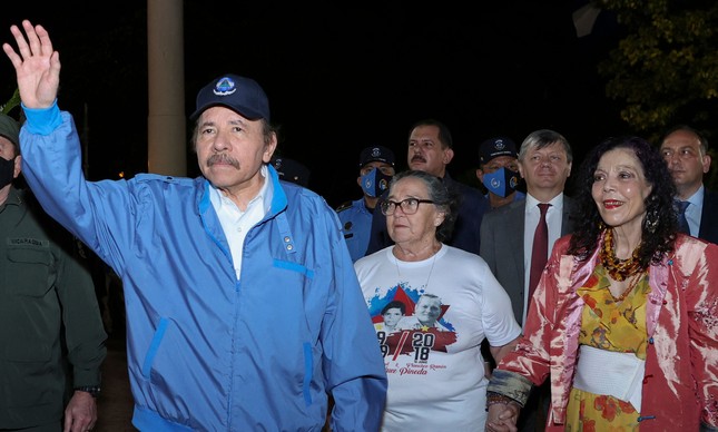 Daniel Ortega, presidente da Nicarágua, saudando apoiadores
