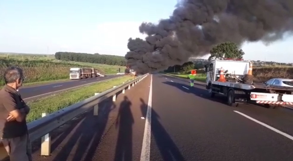 Acidente provocou uma enorme nuvem de fumaça na Rodovia Euclides da Cunha  — Foto: Arquivo pessoal 