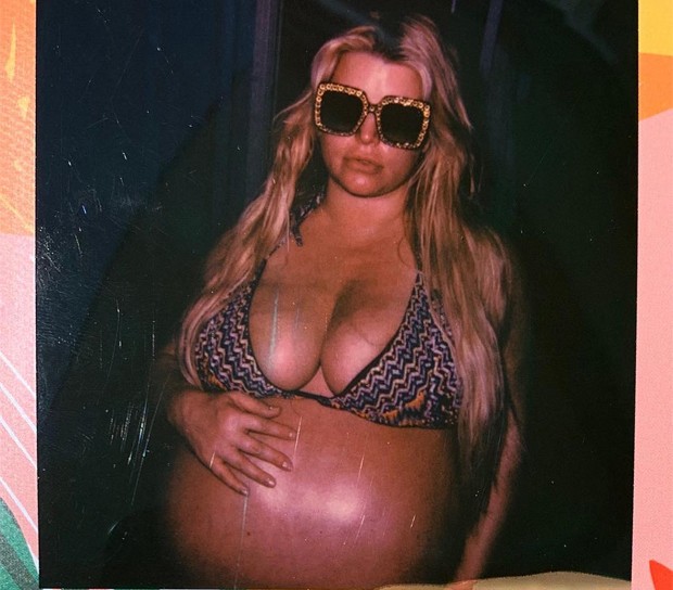 Seis meses após parto, Jessica Simpson comemora: 45kg a menos - Quem