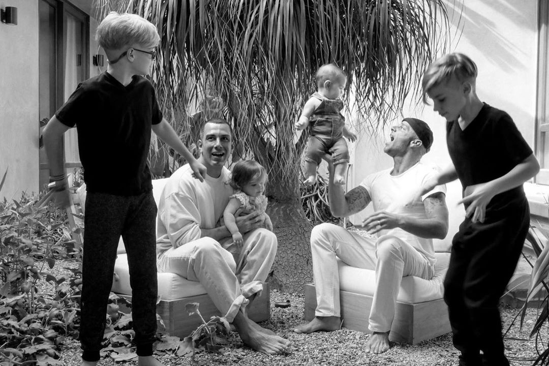 Ricky Martin e o marido com os quatro filhos (Foto: Reprodução do Instagram de Ricky Martin de ensaio para British Vogue e @Edward_enninful )