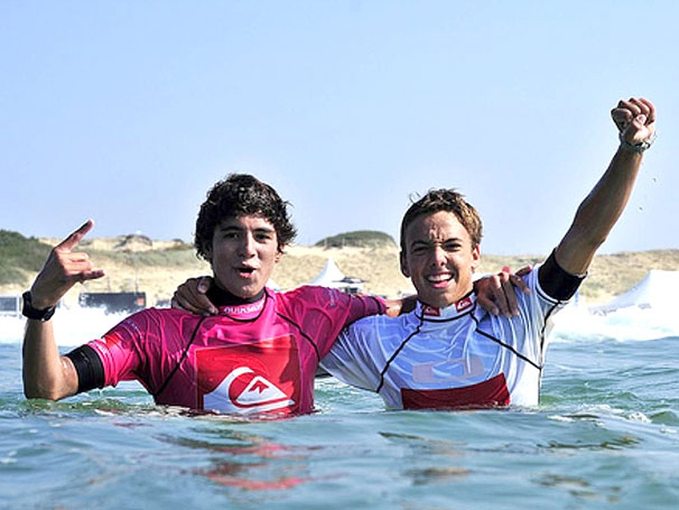 Adolescentes: Gabriel Medina e Caio Ibelli na final do King of Groms. Medina tirou duas notas 10 na final e igualou o recorde de Slater quando tinha apenas 15 anos — Foto: Divulgação