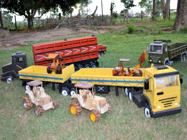 Caminhão artesanal feito com madeira reciclada.