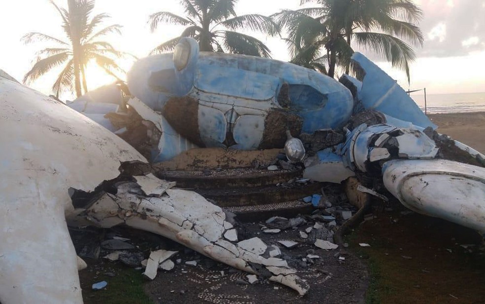 Monumento em praia de Belmonte desaba no sul da Bahia — Foto: Redes Sociais