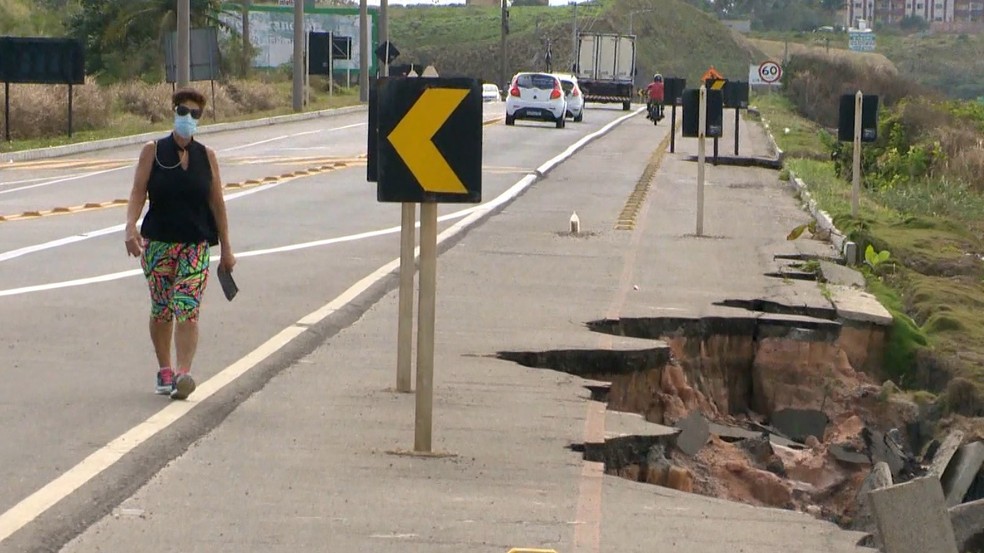 Erosão no asfalto em Meaípe, em Guarapari — Foto: Reprodução/TV Gazeta