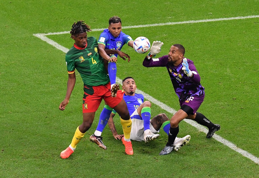 Epassy, goleiro de Camar�es, faz defesa contra o Brasil � Foto: REUTERS/Jennifer Lorenzini